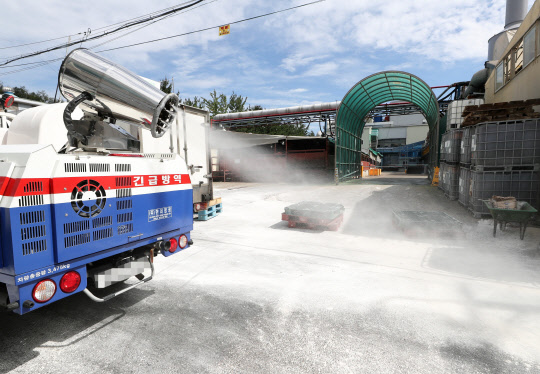 파주서 온 돼지 도축한 인천 도축장 소독  사진 = 연합뉴스